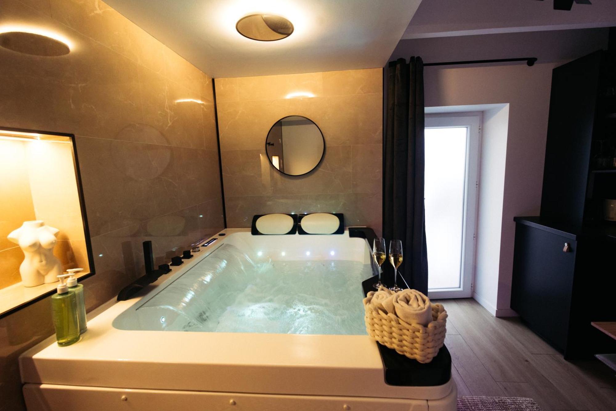 French Klss - Love Room By Prim0 C0Nciergerie Clermont-Ferrand Bagian luar foto